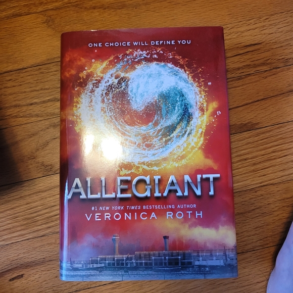 Divergent series trilogy hardcover - Picture 3 of 7